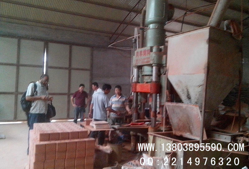 客戶杜甫機(jī)械舔鹽磚機(jī)